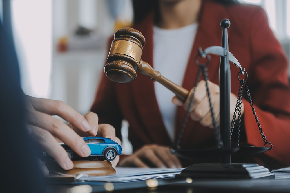 Judge and gavel representing legal action for bad faith uninsured motorist disputes