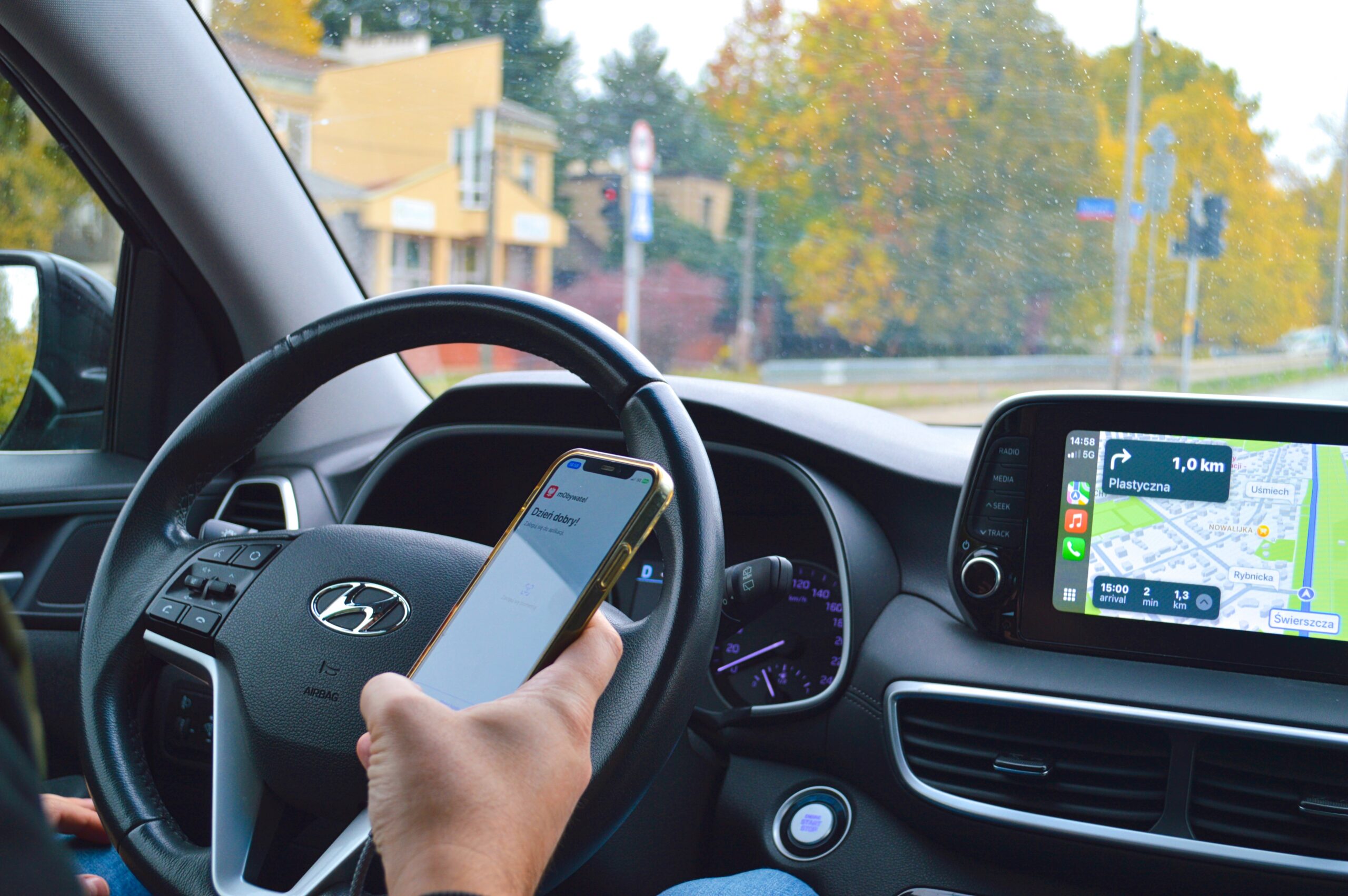 Driver using a smartphone behind the wheel representing distracted driving accidents in Tampa Florida