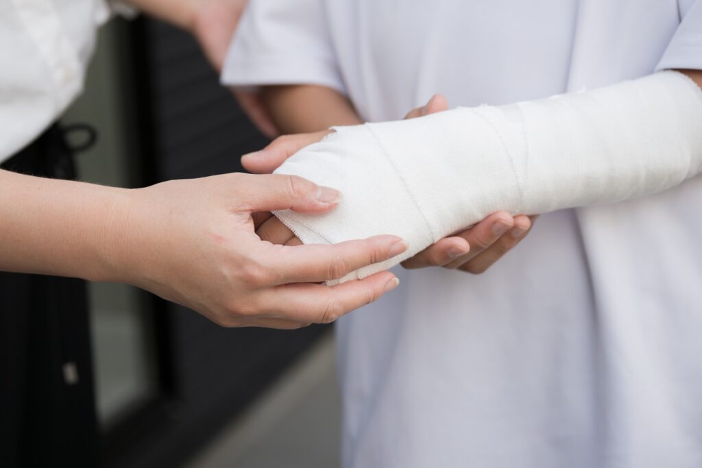 A person holding the bandaged arm of an injured patient explaining What to Expect When Filing a Personal Injury Claim in New Port Richey Court.